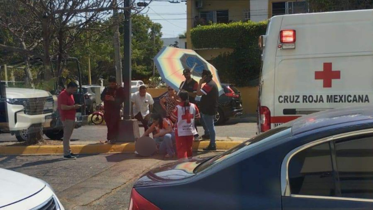 Motociclista pierde el control de su vehículo y se impacta contra poste de luz en Mazatlán