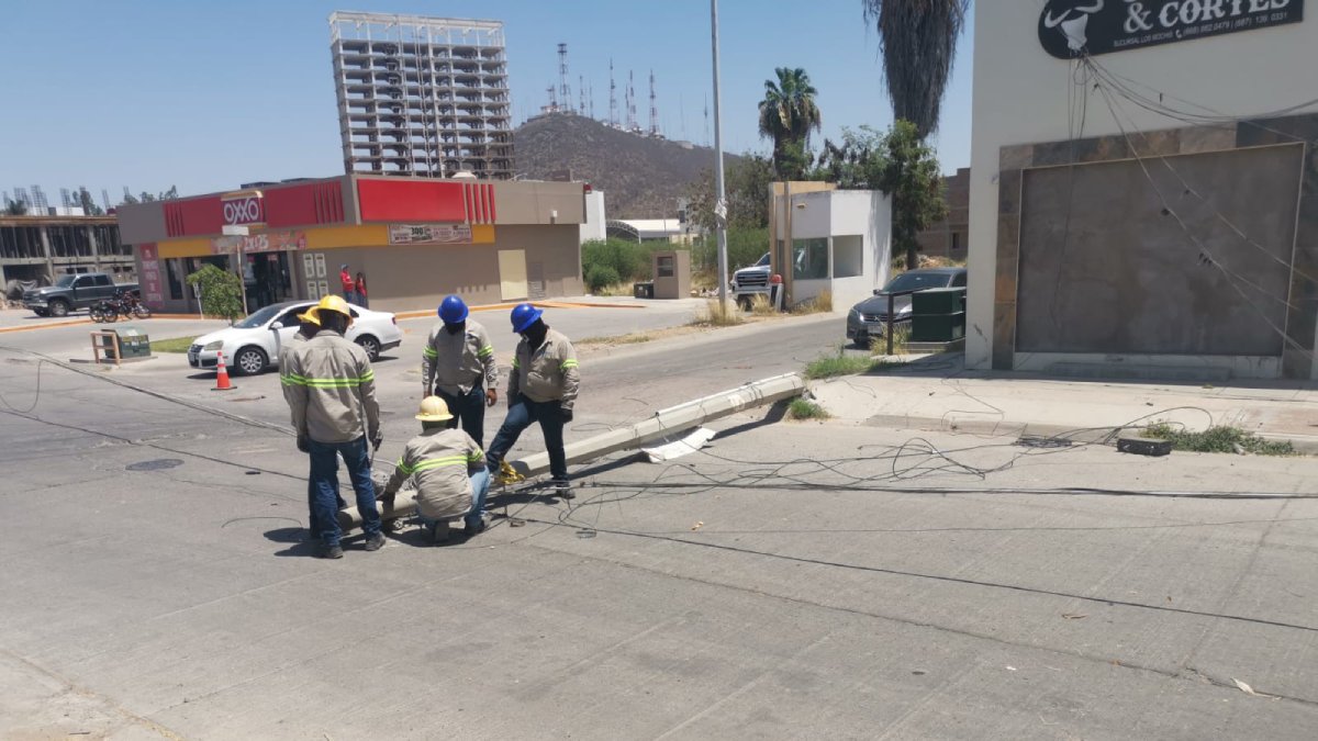 Operador de un dompe derriba poste de telefonía en el fraccionamiento Las Memoria en Los Mochis