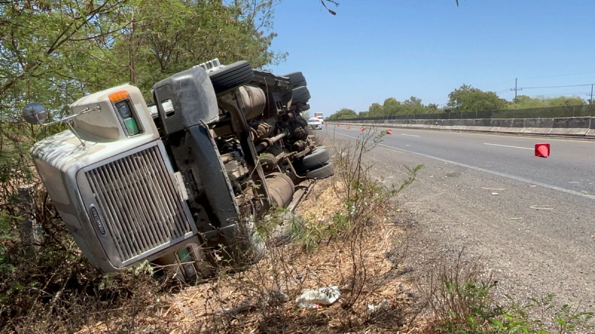Accidente | Vuelca tráiler sobre la carretera México 15, en Guasave; solo hubo daños materiales