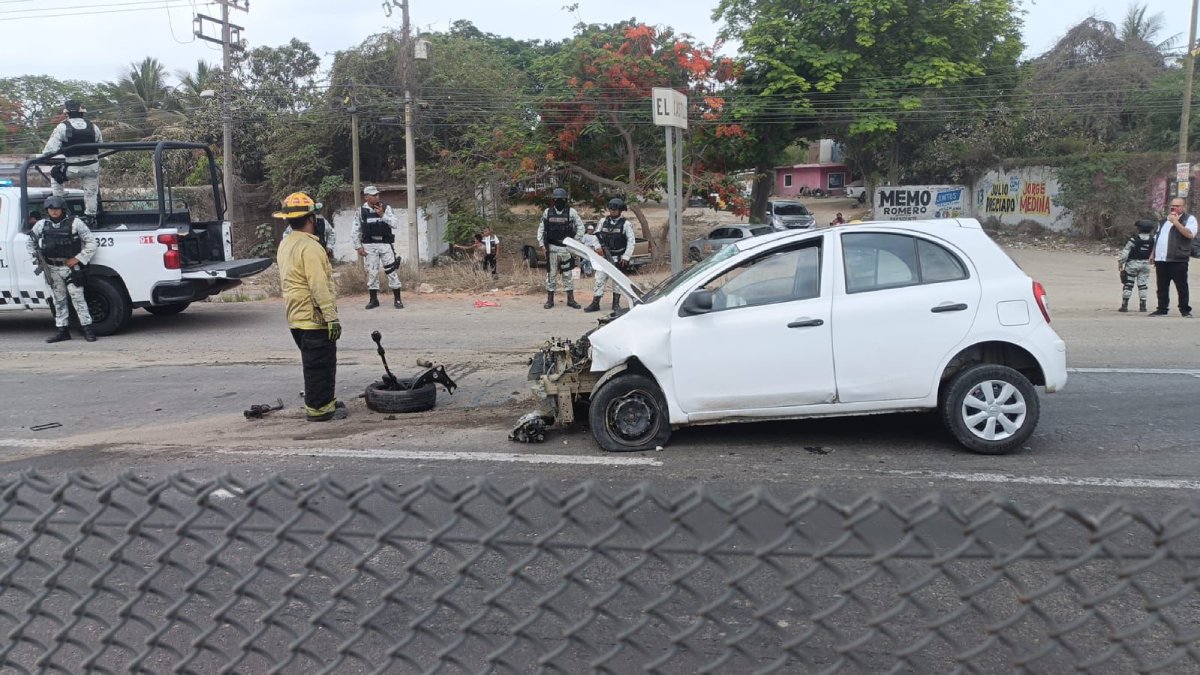 Conductor pierde el control de su vehículo y se impacta contra el muro de contención en Mazatlán