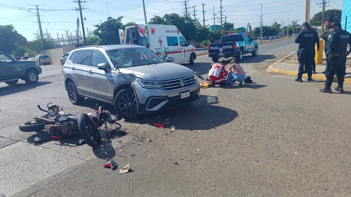 Vagoneta se pasa un alto en Guasave y atropella a un motociclista