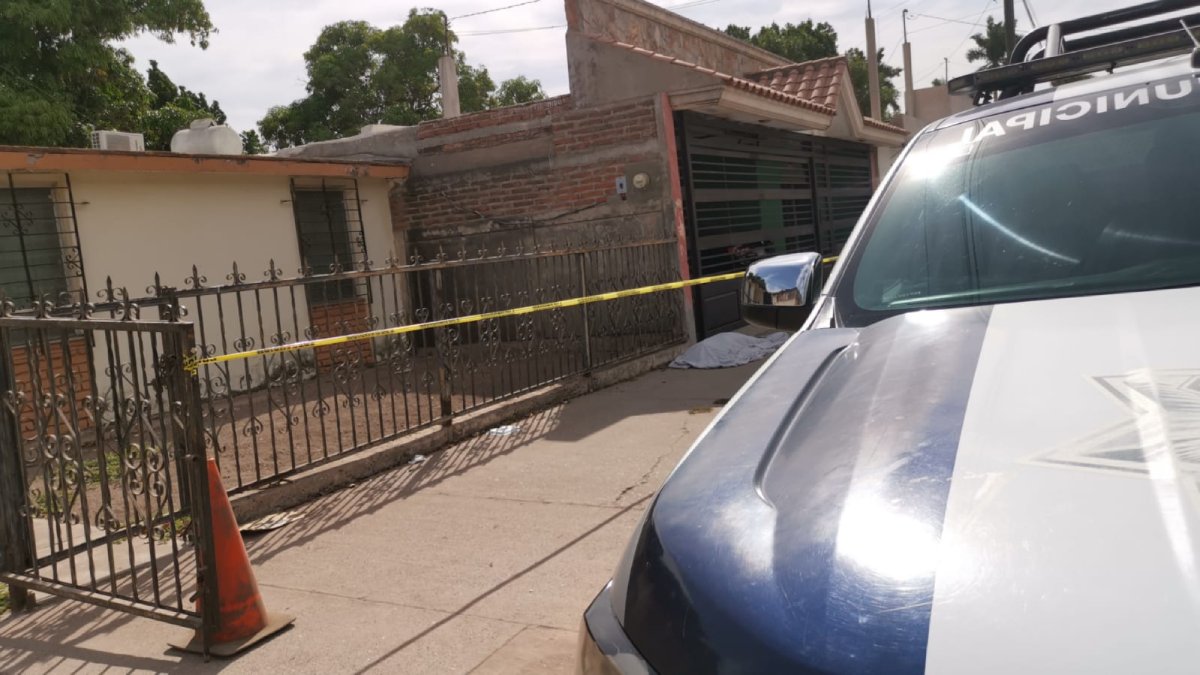 Mujer queda tirada sin signos vitales en una de las calles de la colonia 12 de Octubre en Los Mochis