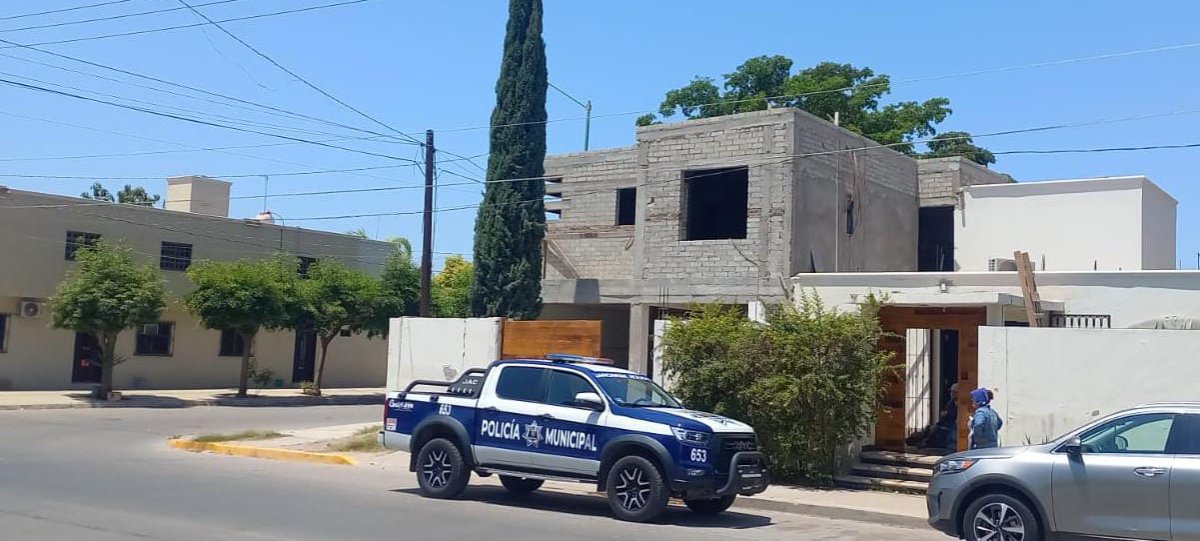 Adulto mayor cae del techo de una vivienda en Guasave y termina lesionado
