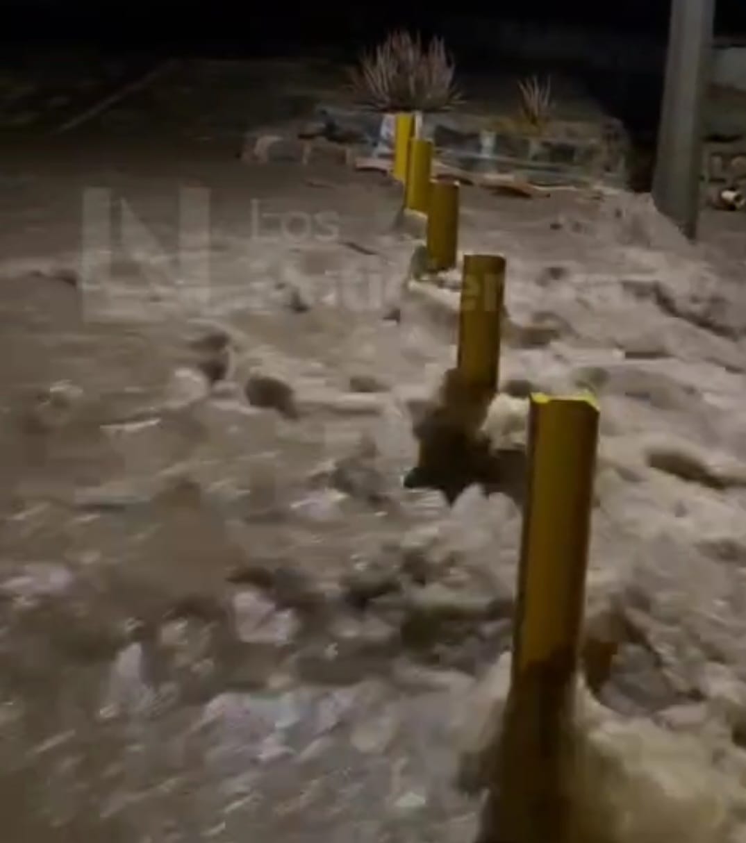 Cae tremendo aguacero en El Fuerte; sus calles se convirtieron en arroyos