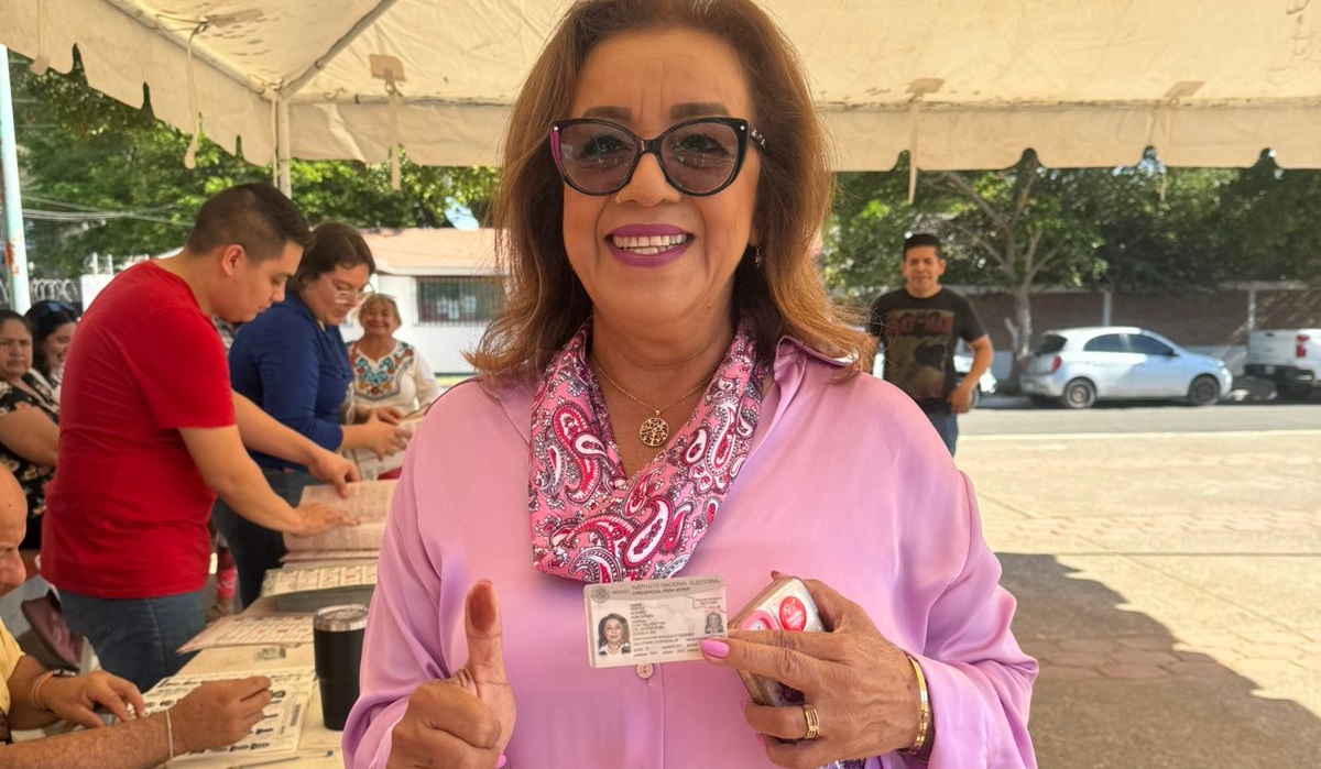 Alba Virgen Montes vota entusiasta y hace un llamado a la civilidad en Guasave