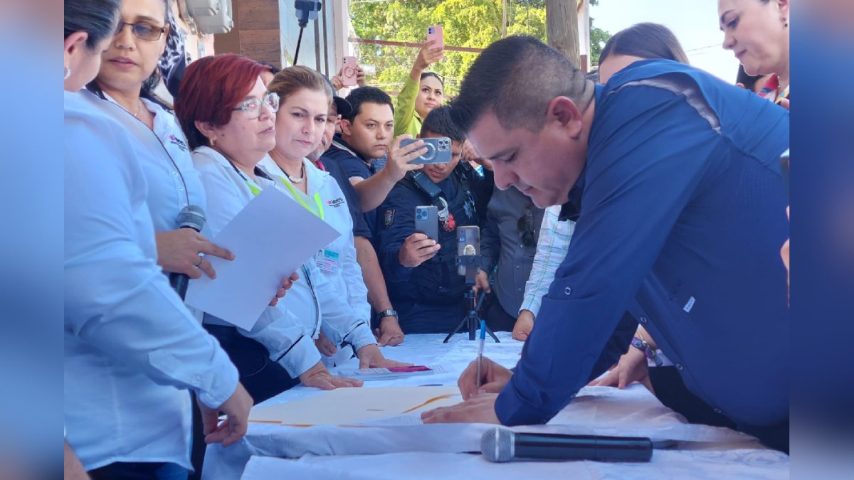 Alberto ‘El Capy’ Rivera recibe la constancia que lo acredita como el alcalde electo del municipio de Angostura