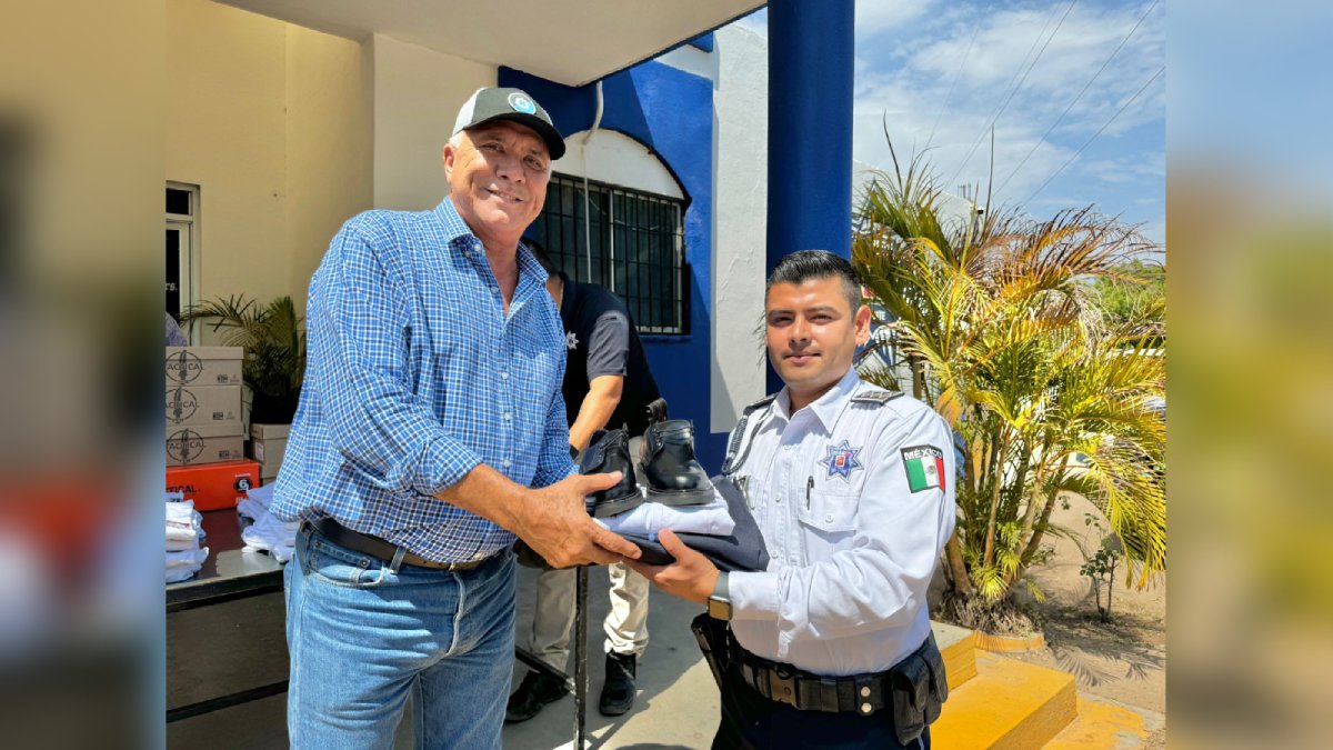 Estrenan uniformes agentes de Seguridad Pública y Tránsito Municipal de El Fuerte
