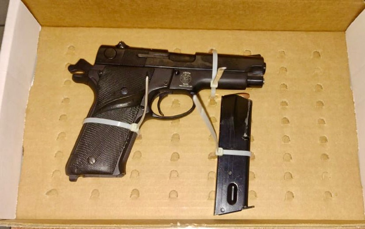 Traía fajada a la cintura un arma de fuego y lo detienen policías ...
