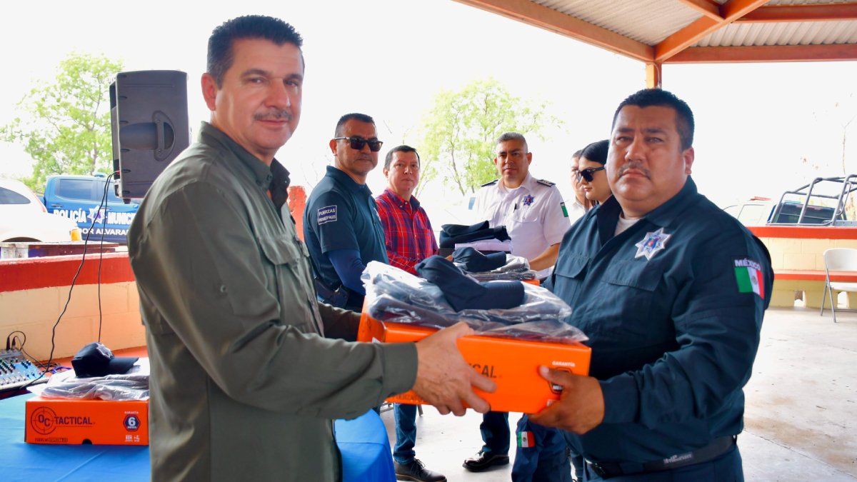 Entregan estímulo económico y uniformes nuevos a policías de Salvador Alvarado