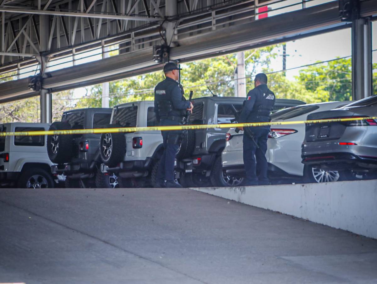 Atacan a balazos a joven frente a lote de carros, al sur de Culiacán
