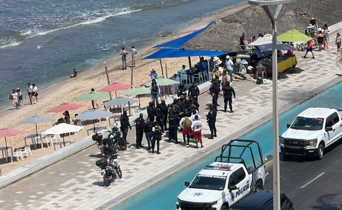 ¡El policía acuático solo le quería salvar la vida! Bañista ataca con cuchillo a salvavidas en playas de Mazatlán