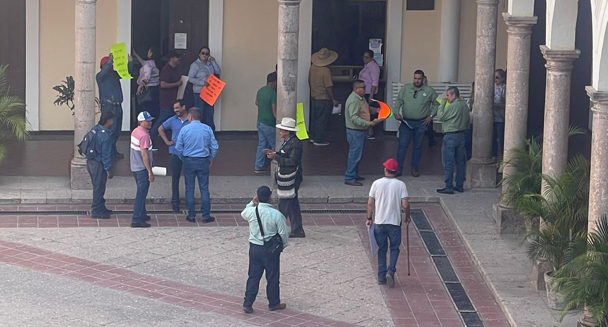 Por pagar el recibo de la CFE, la junta de agua en El Fuerte deja sin salario a sus trabajadores