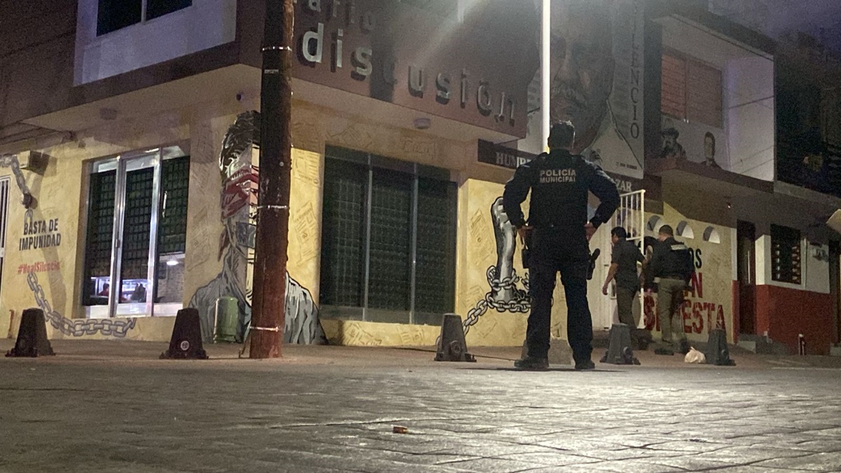 Balean instalaciones del diario Adiscusión en Culiacán