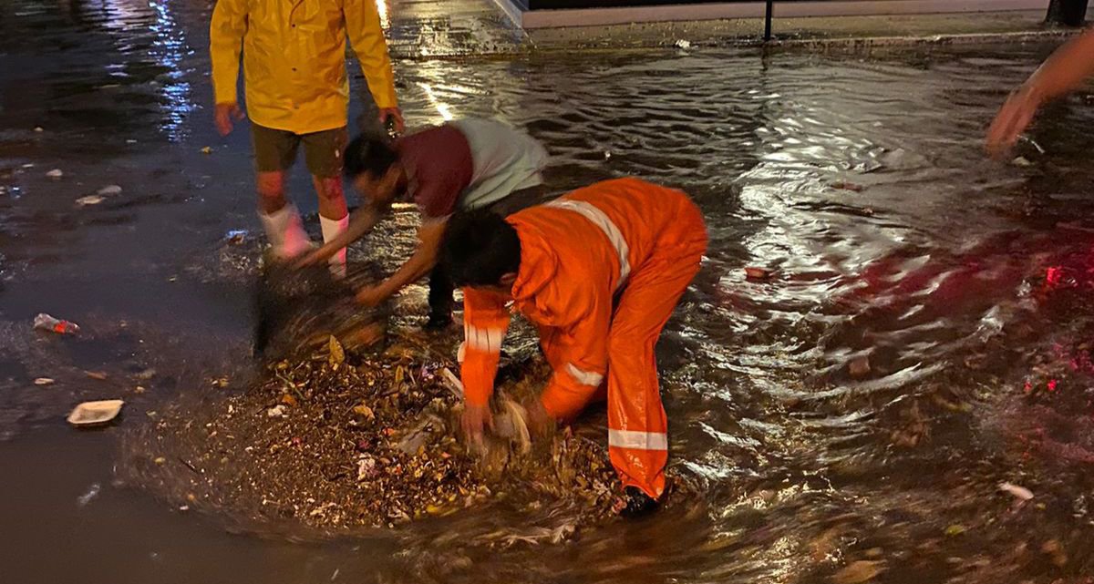 Regaña Édgar González a mazatlecos por basura detectada en rejillas