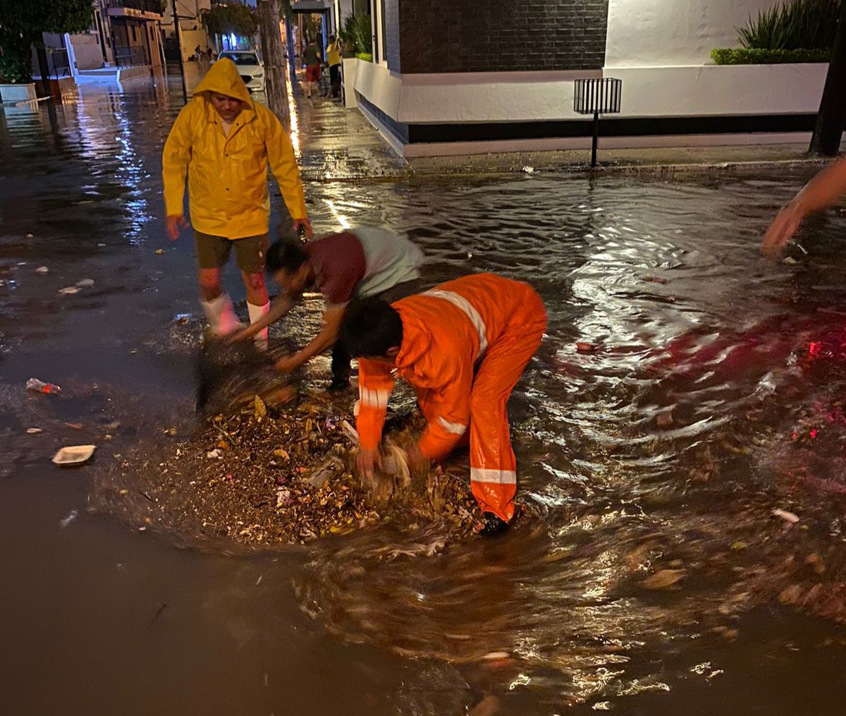 ¡Encuentran hasta colchones! ‘Alberto’ saca a flote basura en Mazatlán
