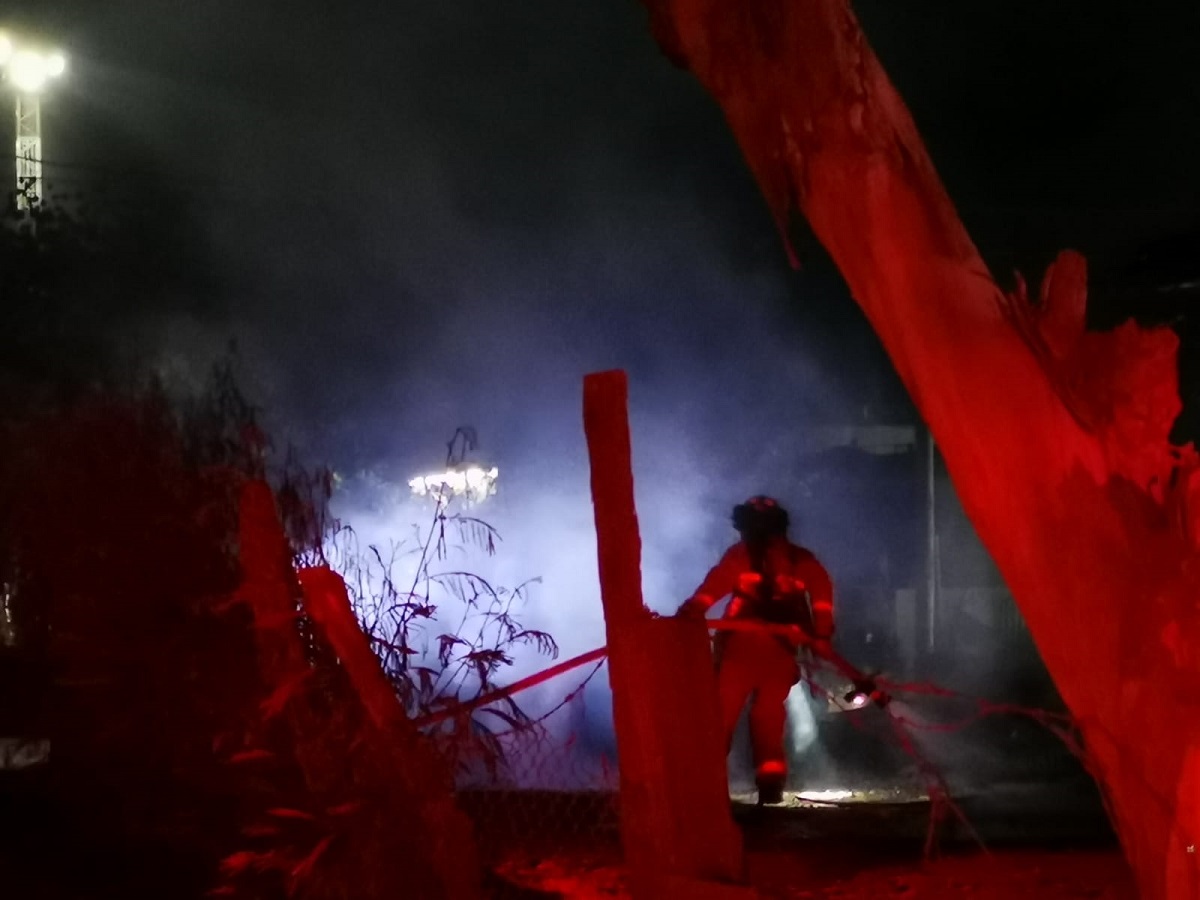 Se incendia vivienda de lámina y de cartón en la Ferrocarrilera al oriente de Los Mochis