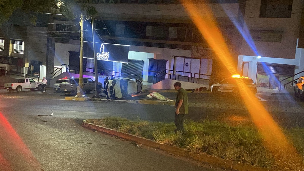 Camioneta se va en bajada y vuelca al dejarla sin freno de mano luego de un choque en Loma Linda, Culiacán