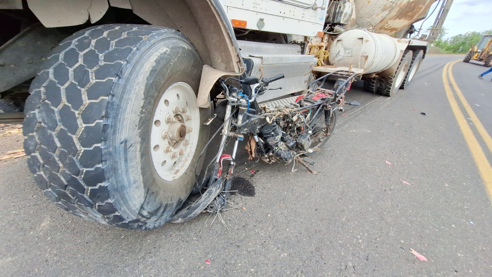 Mujer termina grave tras chocar en su moto contra un camión tipo ‘sapo’ rumbo a Los Cascabeles