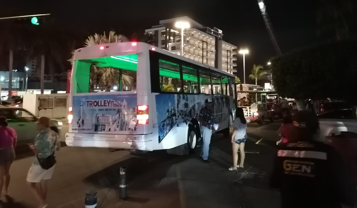 Camión turístico que recoge pasaje en malecón de Mazatlán es competencia desleal: Auriguero