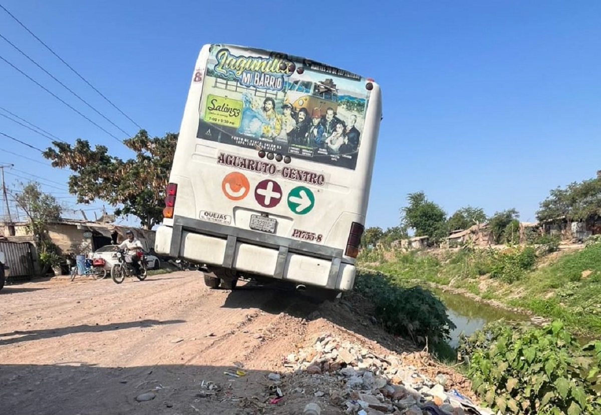 ¡A correr se ha dicho! Camión urbano a punto de caer a canal en Aguaruto