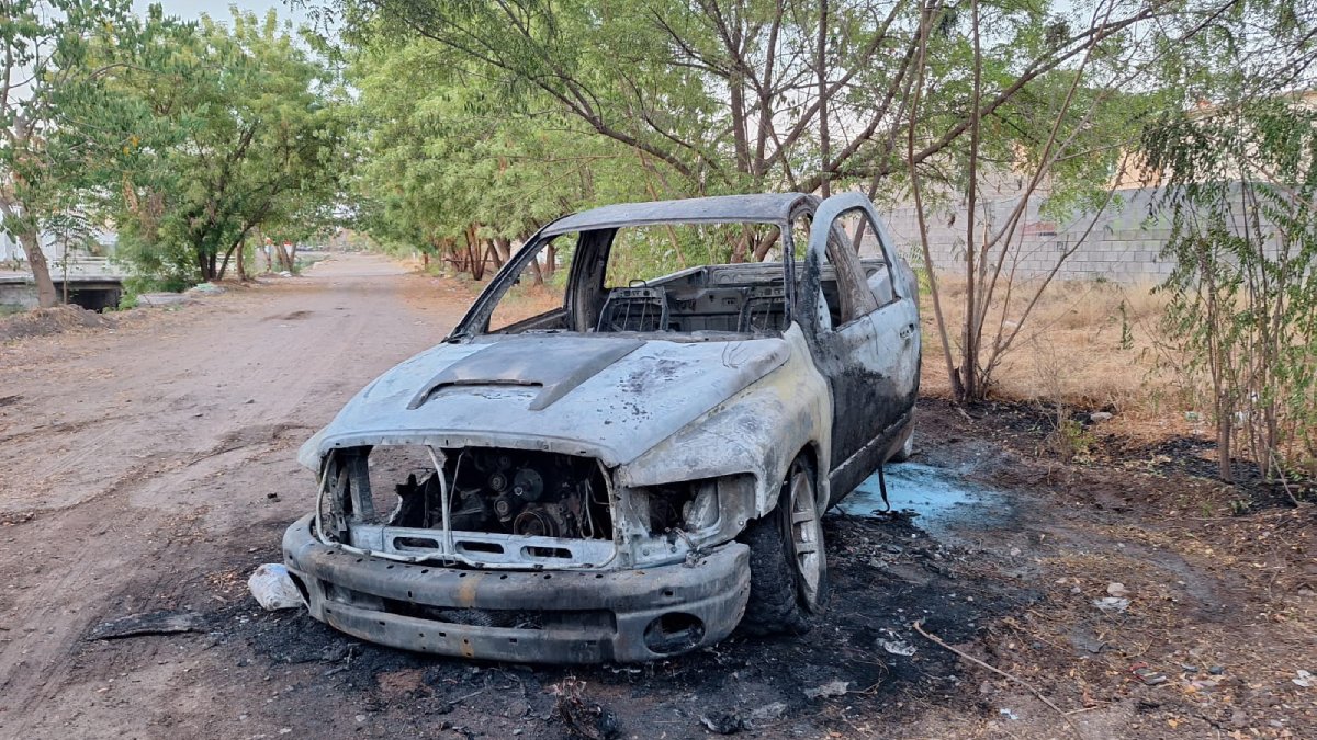 Abandonan camioneta incendiada al norte de Culiacán