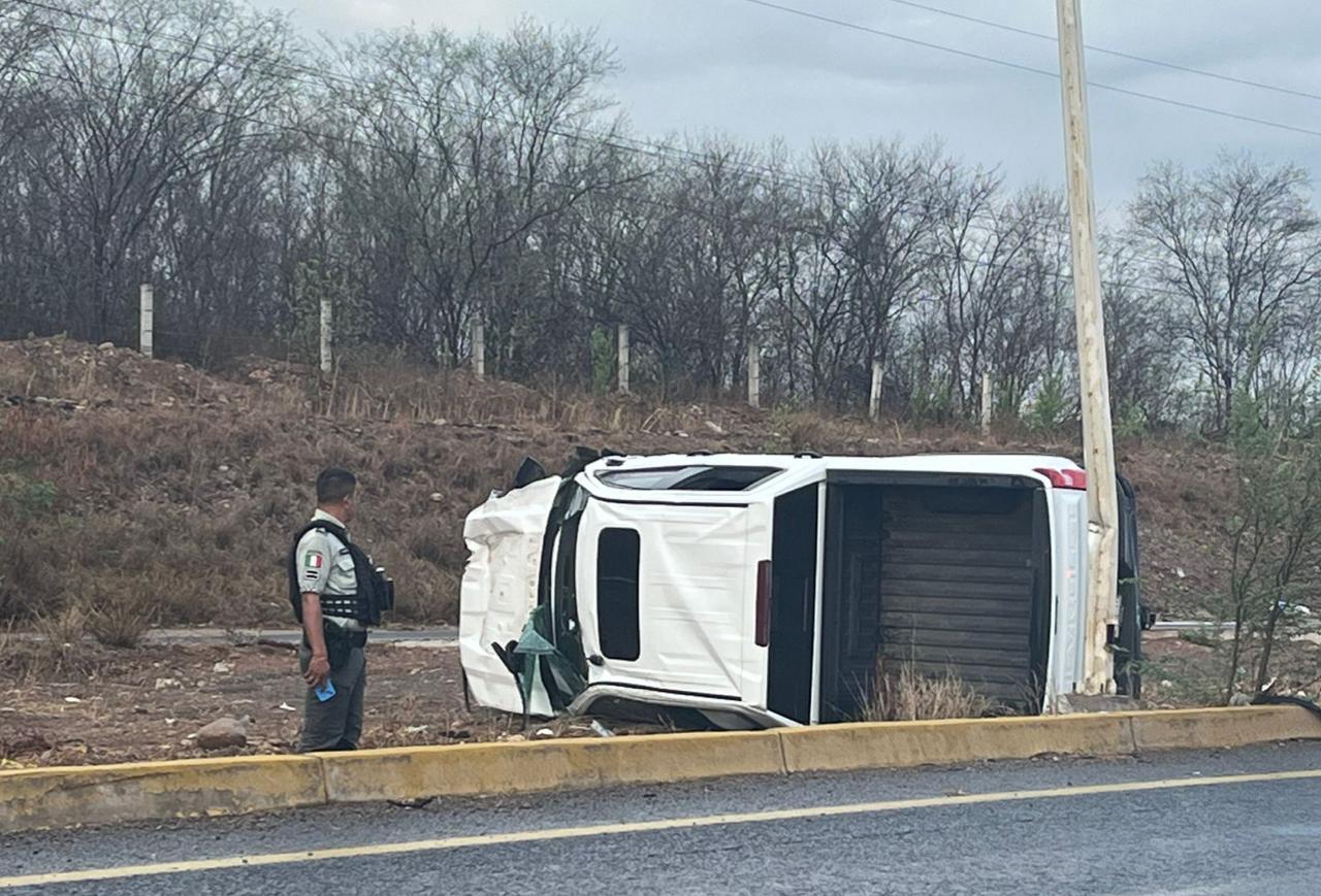 Conductor pierde el control de su camioneta, vuelca y derriba un poste sobre La Costerita en Culiacán