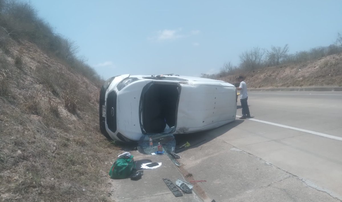 Vuelca camioneta luego de pincharse una llanta en Escuinapa