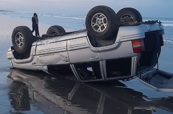 En playa Bellavista, Guasave, vuelca una camioneta; solo hubo daños materiales