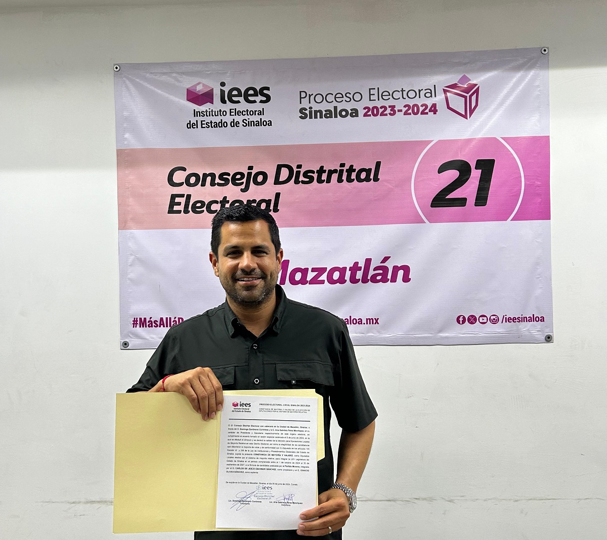 Ya es diputado local por el distrito 21, Carlos Escobar ha recibido la constancia de mayoría