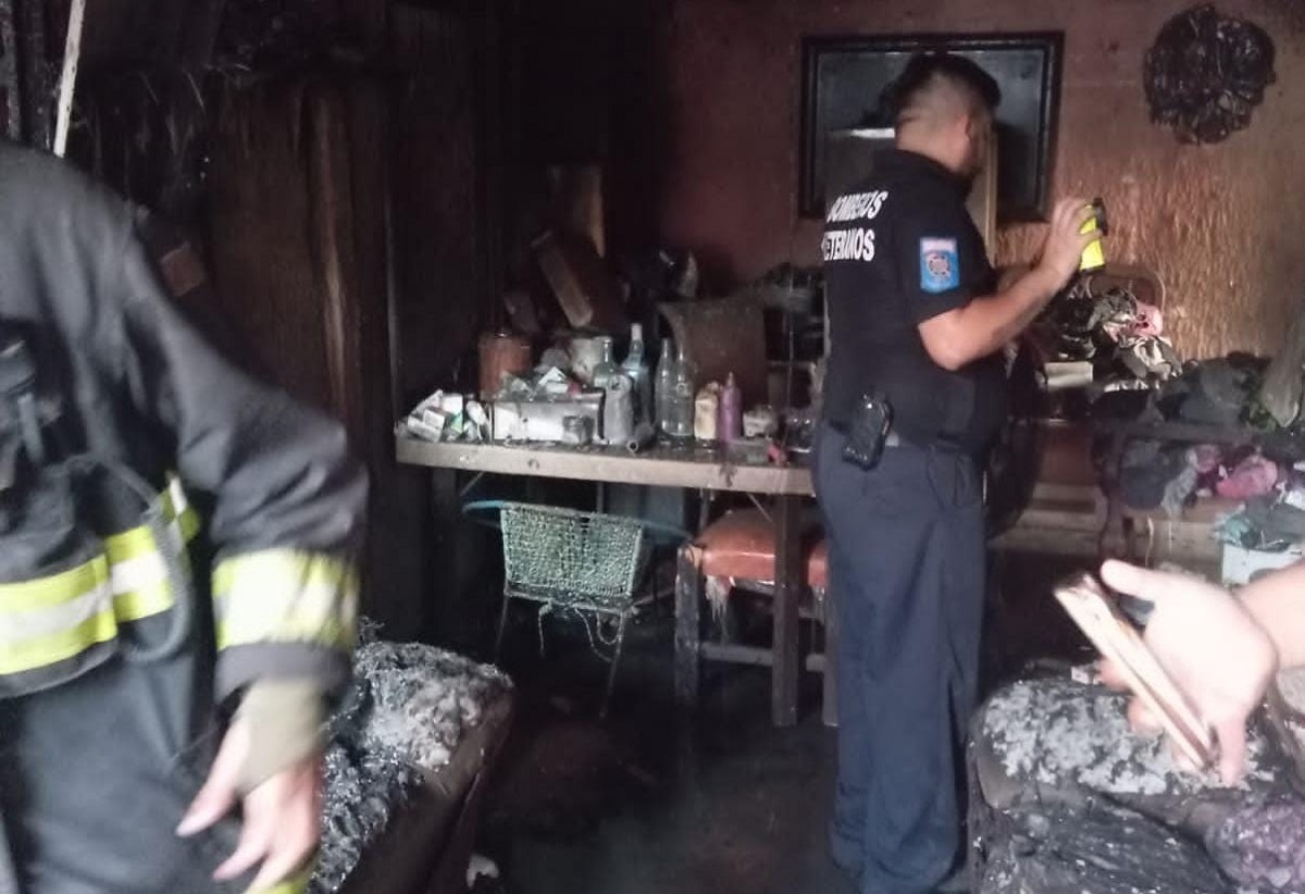Familia de Mazatlán solicita ayuda, luego que un indigente les quemó la casa y lo perdieran todo