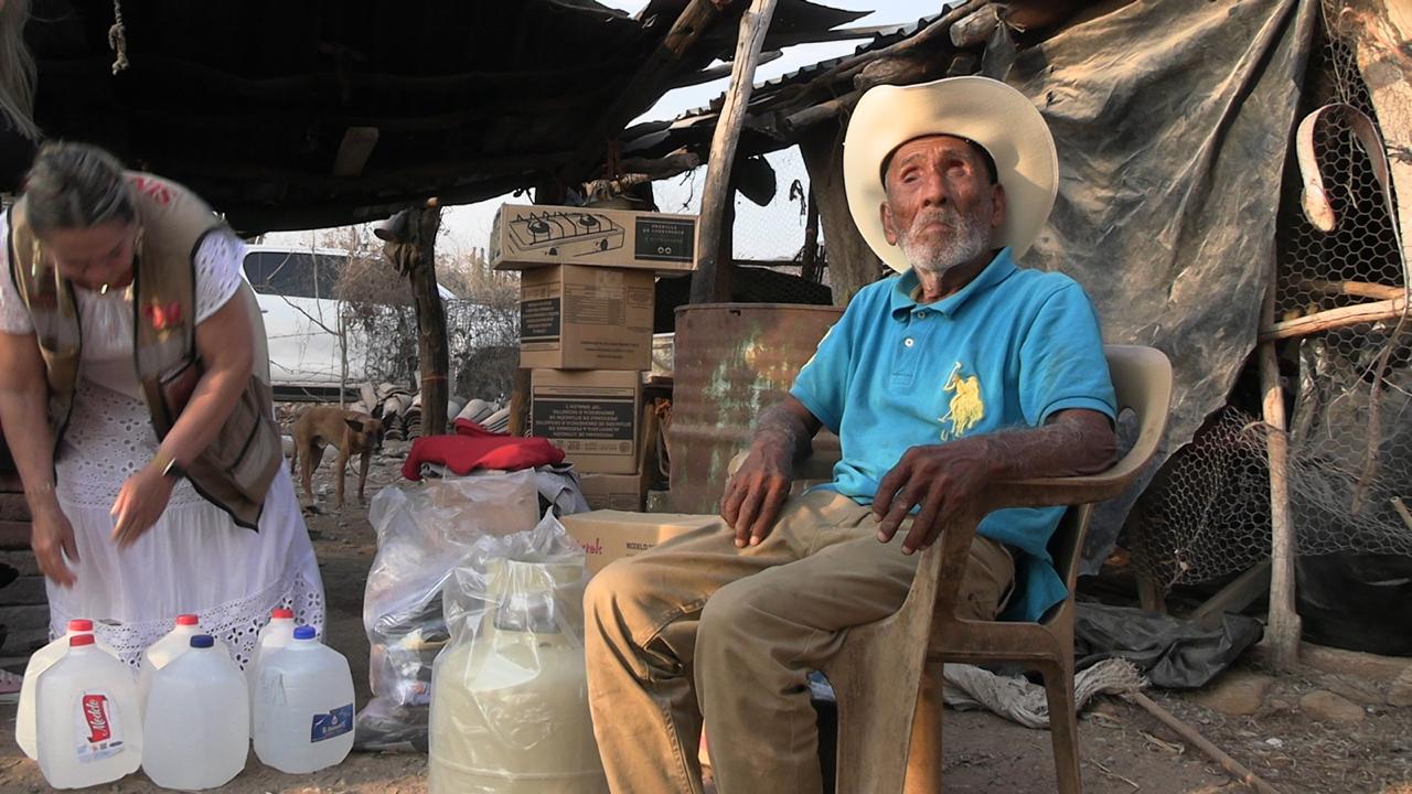 Cavar hasta caber de cuerpo entero, el viacrusis para encontrar agua en Piaxtla de Arriba, San Ignacio