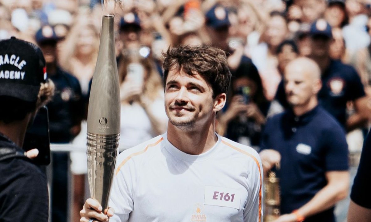 Charles Leclerc porta la llama olímpica por las calles de Mónaco