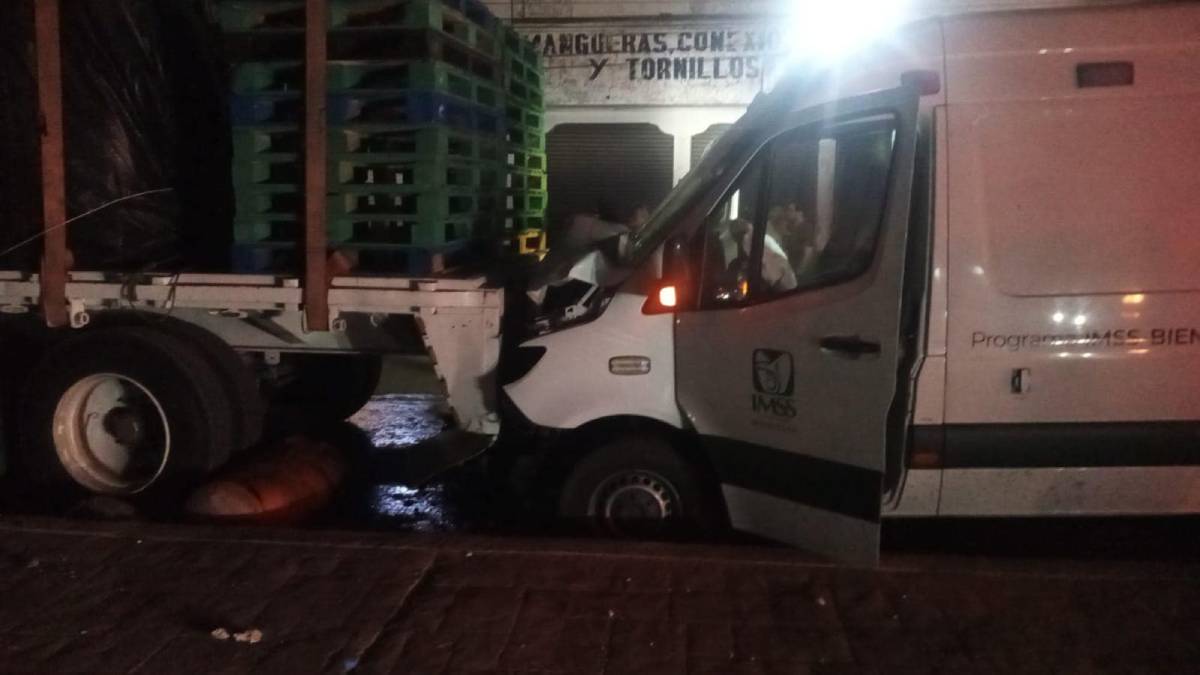 Choca ambulancia del IMSS que trasladaba a paciente en Villa Unión