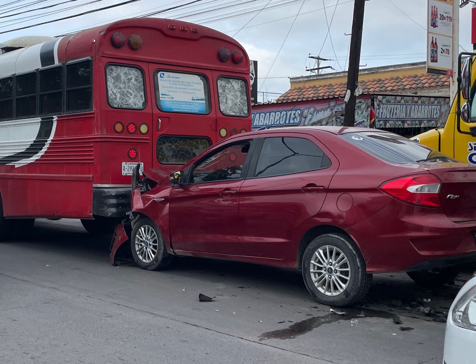Se impacta vehículo contra camión de transporte de personal en Mazatlán