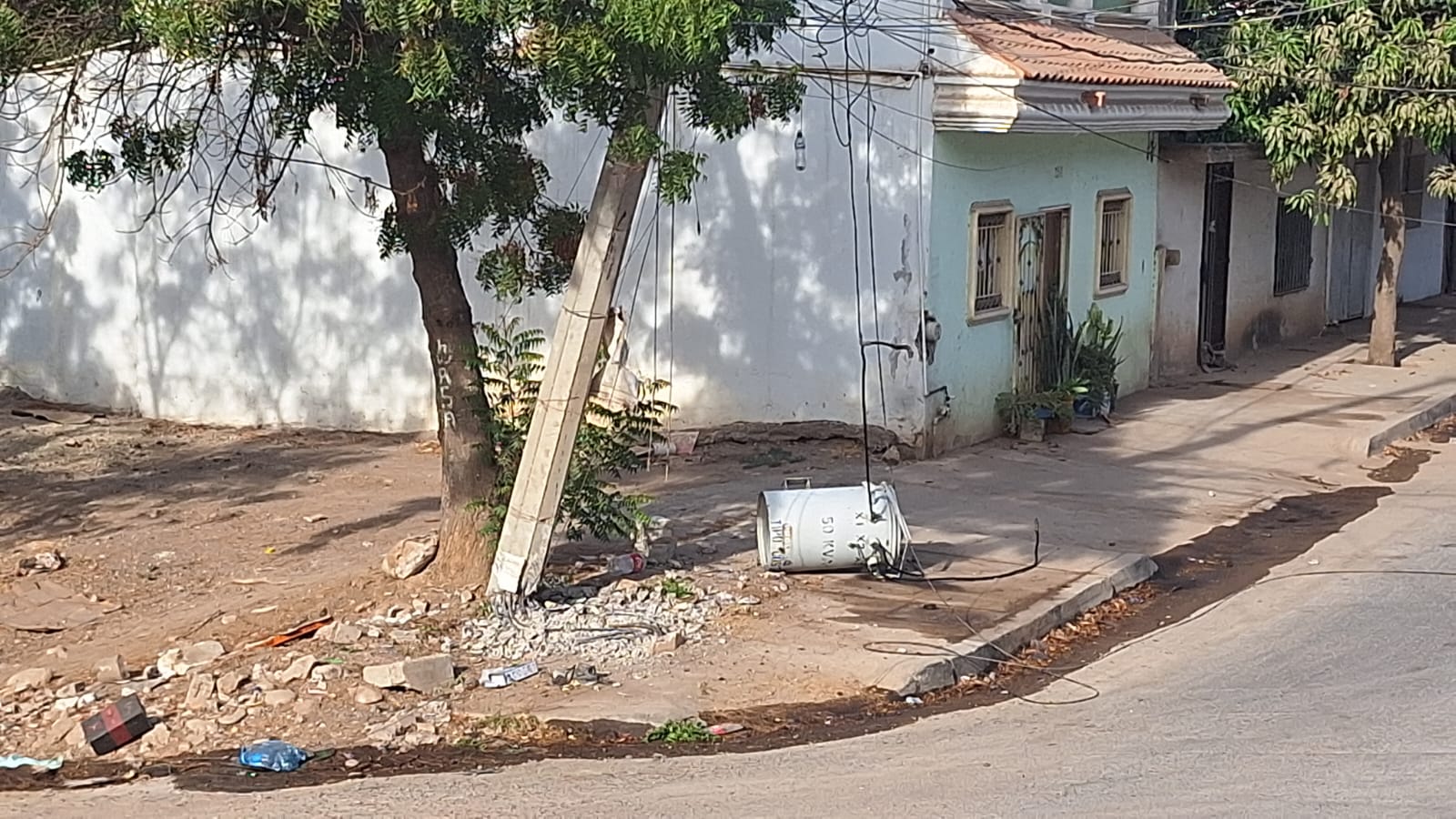 Derriban poste de energía eléctrica y se quedan sin luz en Culiacán