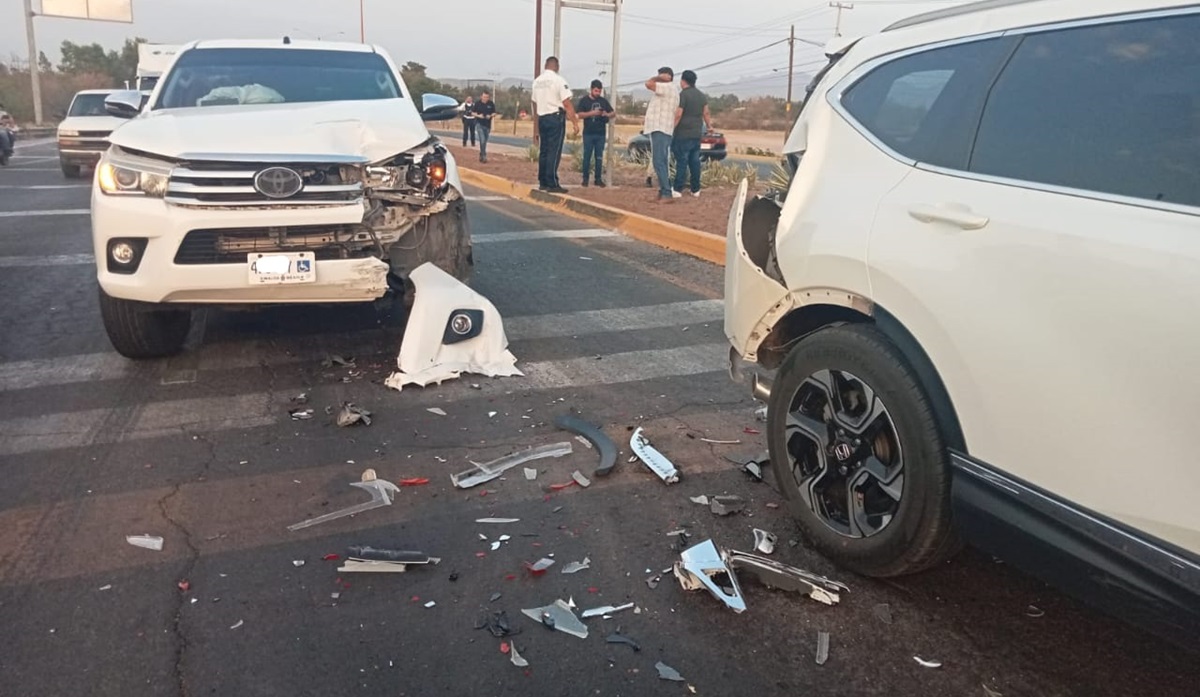 Chocan dos camionetas en la salida norte de Guamúchil