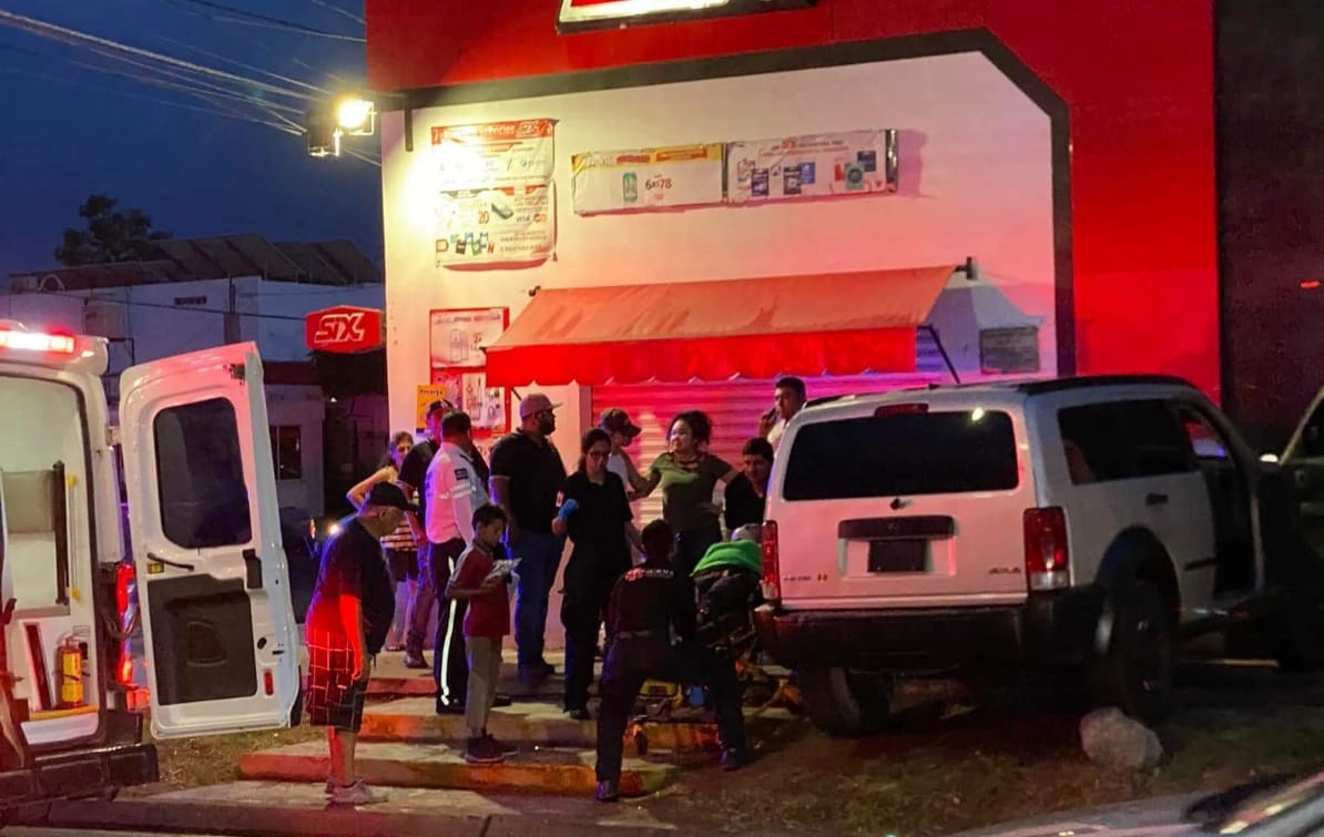 Conductora se impacta contra expendio de cerveza en Los Mochis
