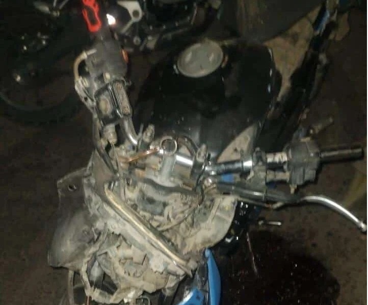 Choque de motocicletas en Escuinapa deja dos jóvenes lesionados