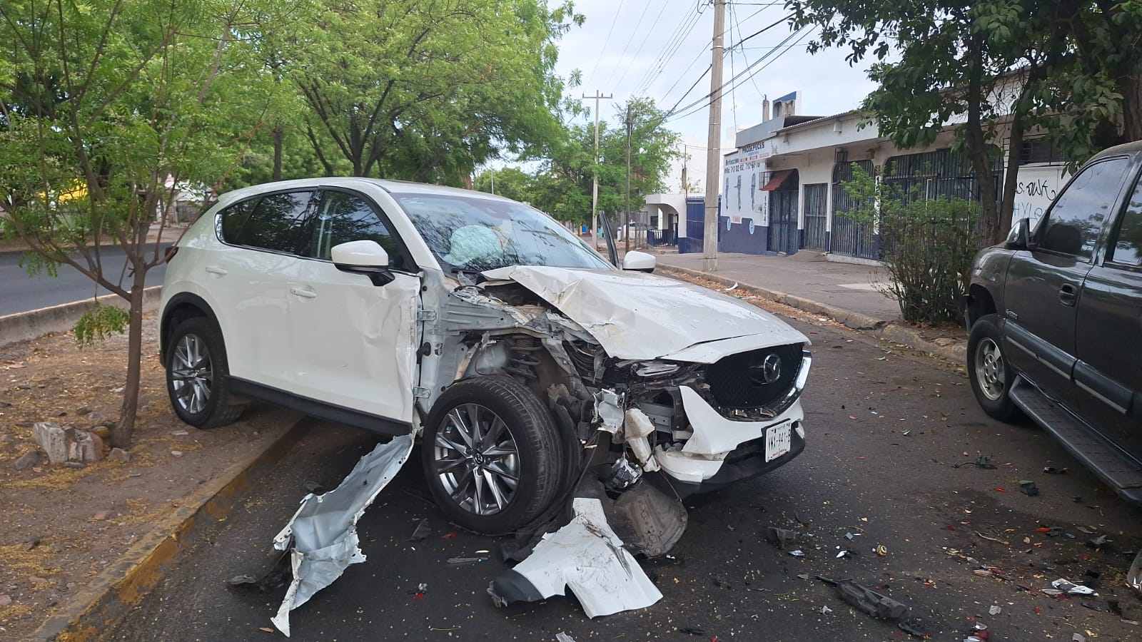 Choca contra camioneta estacionada en Culiacán y esta derriba un poste
