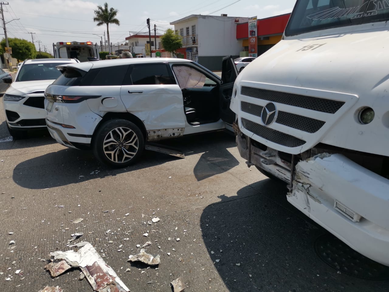 Choca camión de pasajeros a las afueras de una universidad de Los Mochis