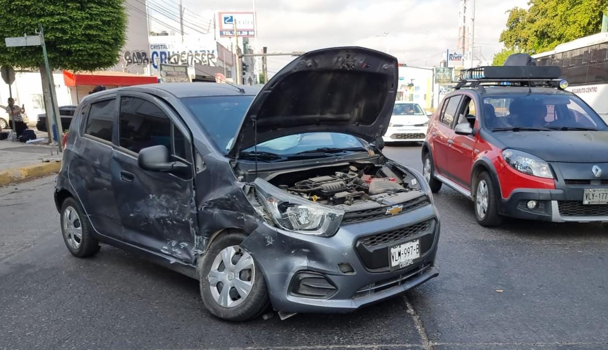 ¡Otro choque en Los Pinos de Culiacán¡ Hay tres mujeres lesionadas