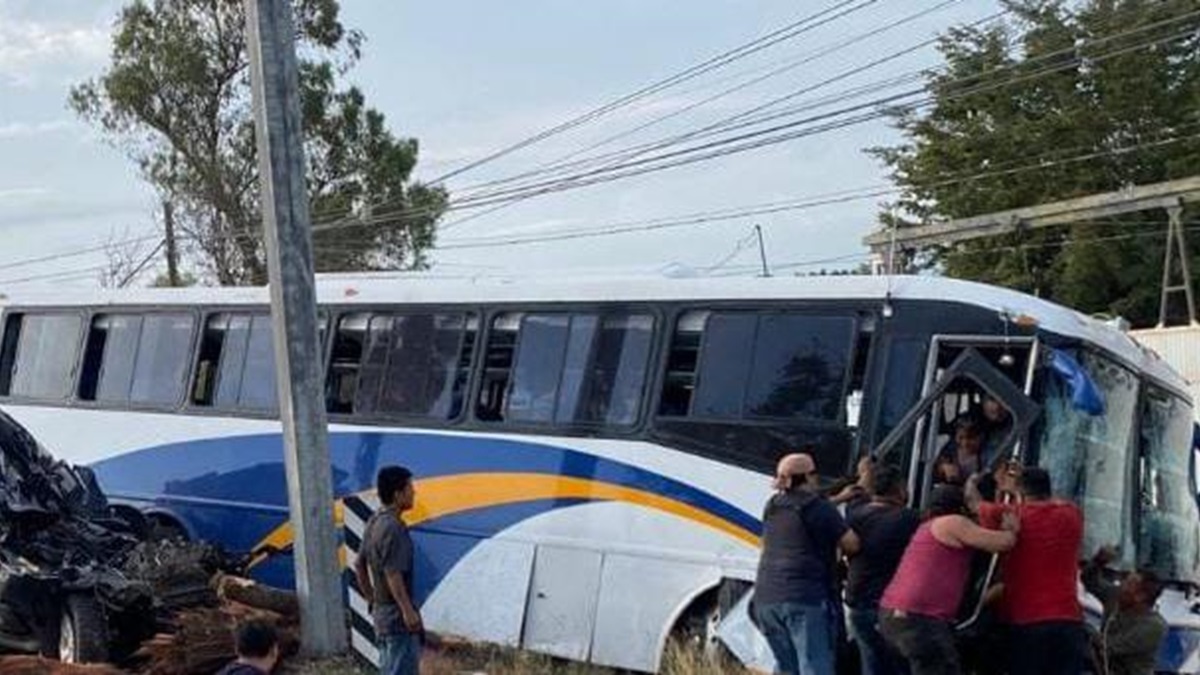 Un fallecido y 17 lesionados en trágico choque entre camión de pasajeros y dos vehículos