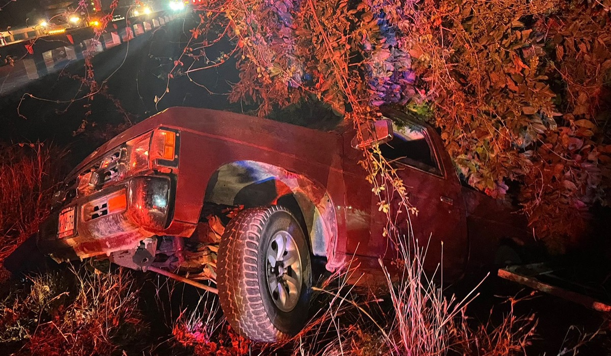 ¡A punto de caer del puente! Aparatoso choque deja 10 lesionados en El Salado, en Culiacán