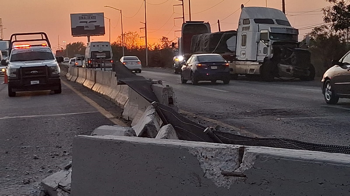 Choca tráiler contra muro de contención en La Costerita de Culiacán