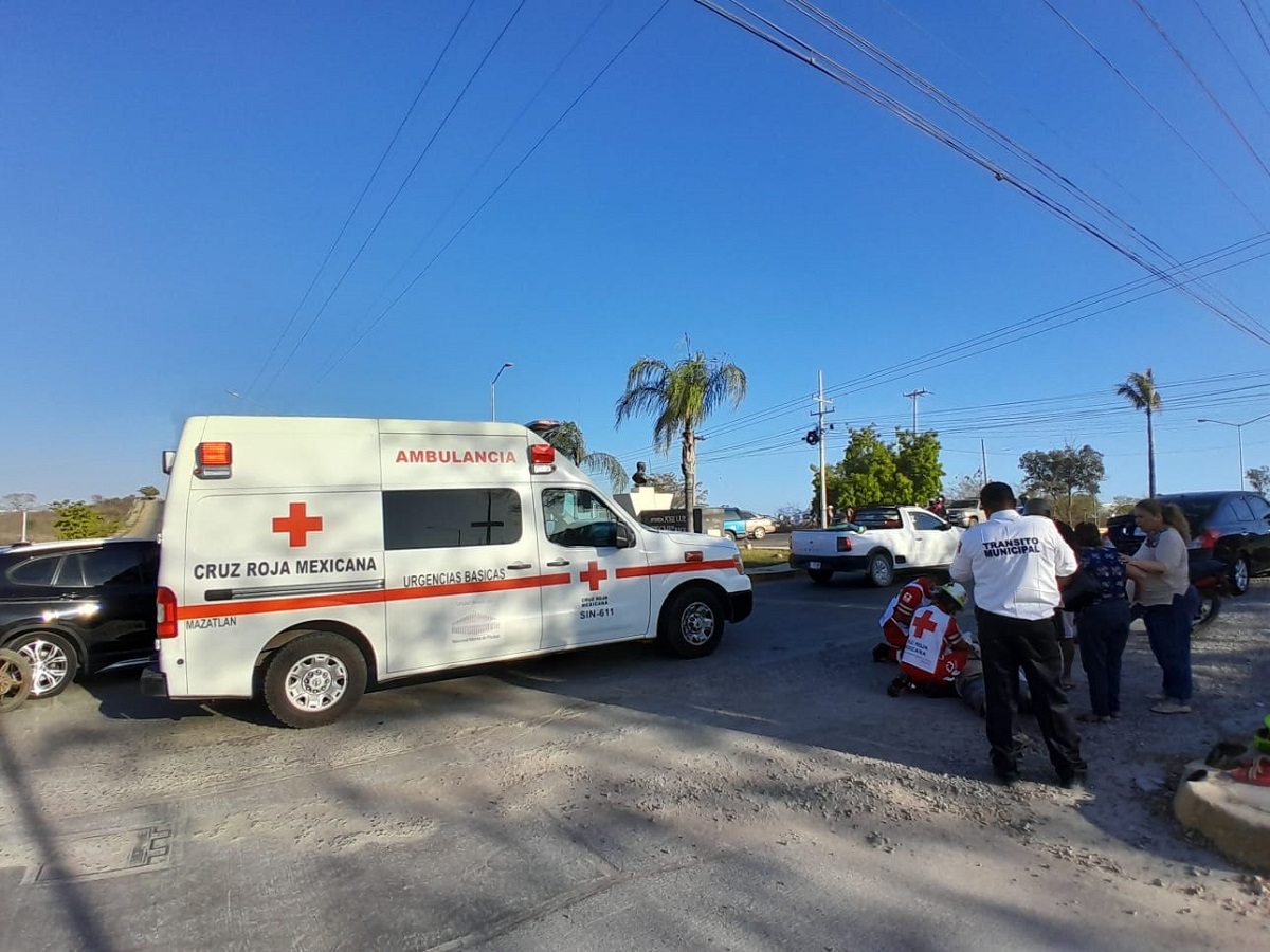 Choque entre vehículo y motociclista deja un lesionado en Mazatlán