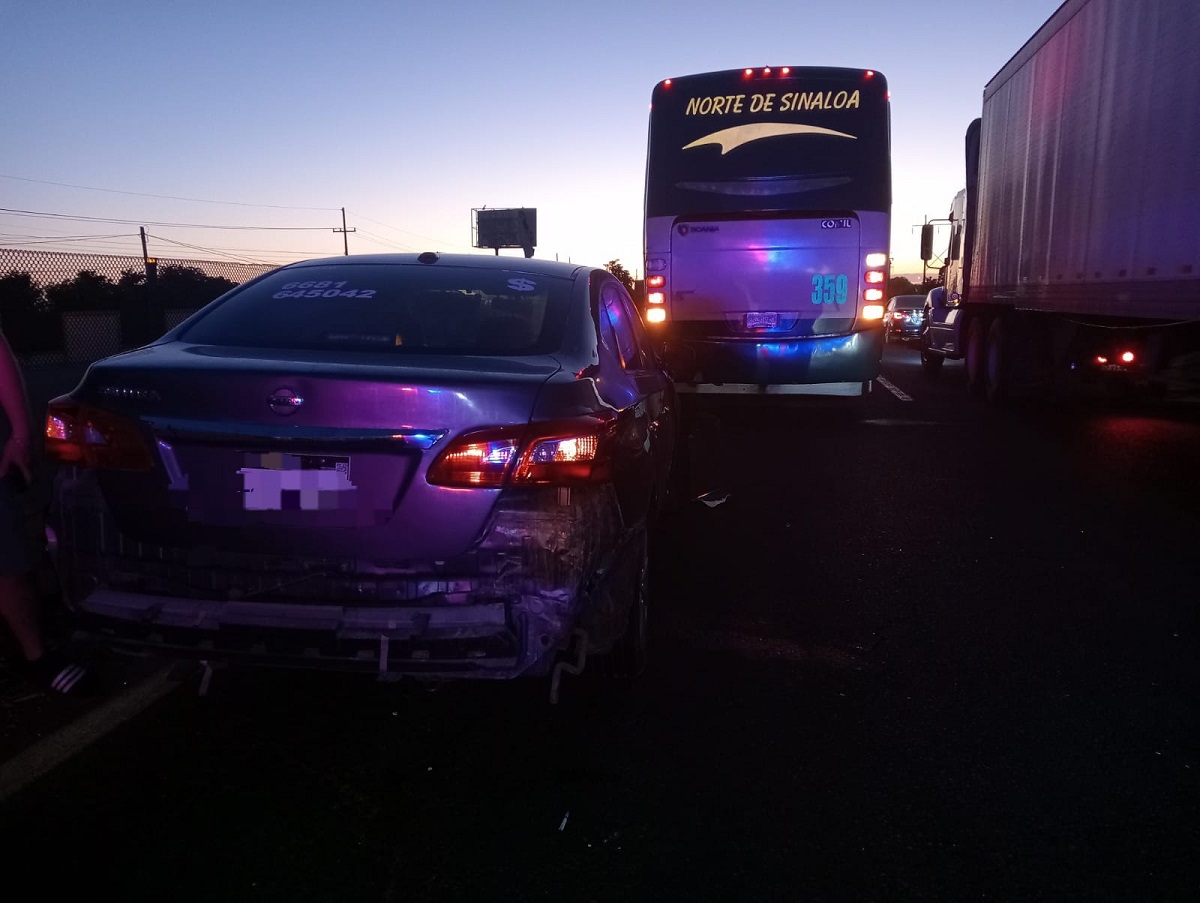 Choque entre camión y automóvil sobre la México 15, en Guasave deja daños materiales