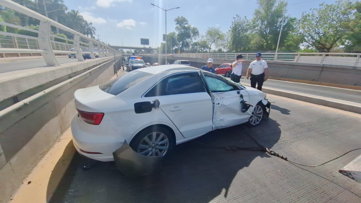 Choque y volcadura en un paso deprimido de Culiacán deja un lesionado