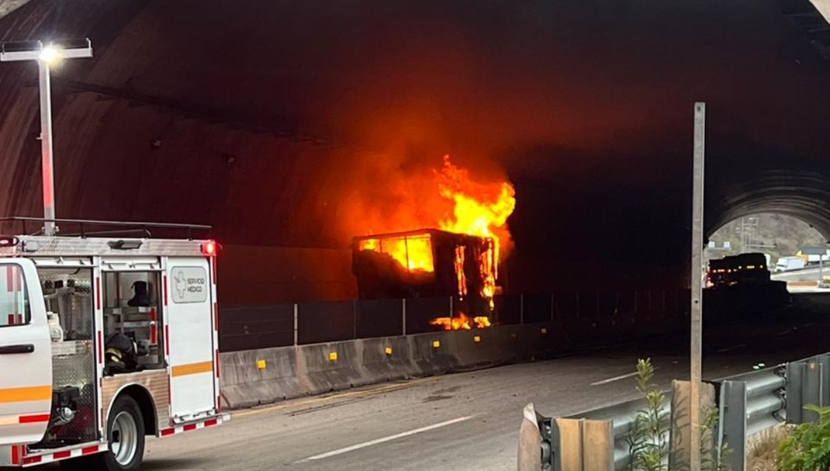 Cierran un carril en la carretera Mazatlán-Durango a la altura del kilómetro 159 por incendio de tráiler