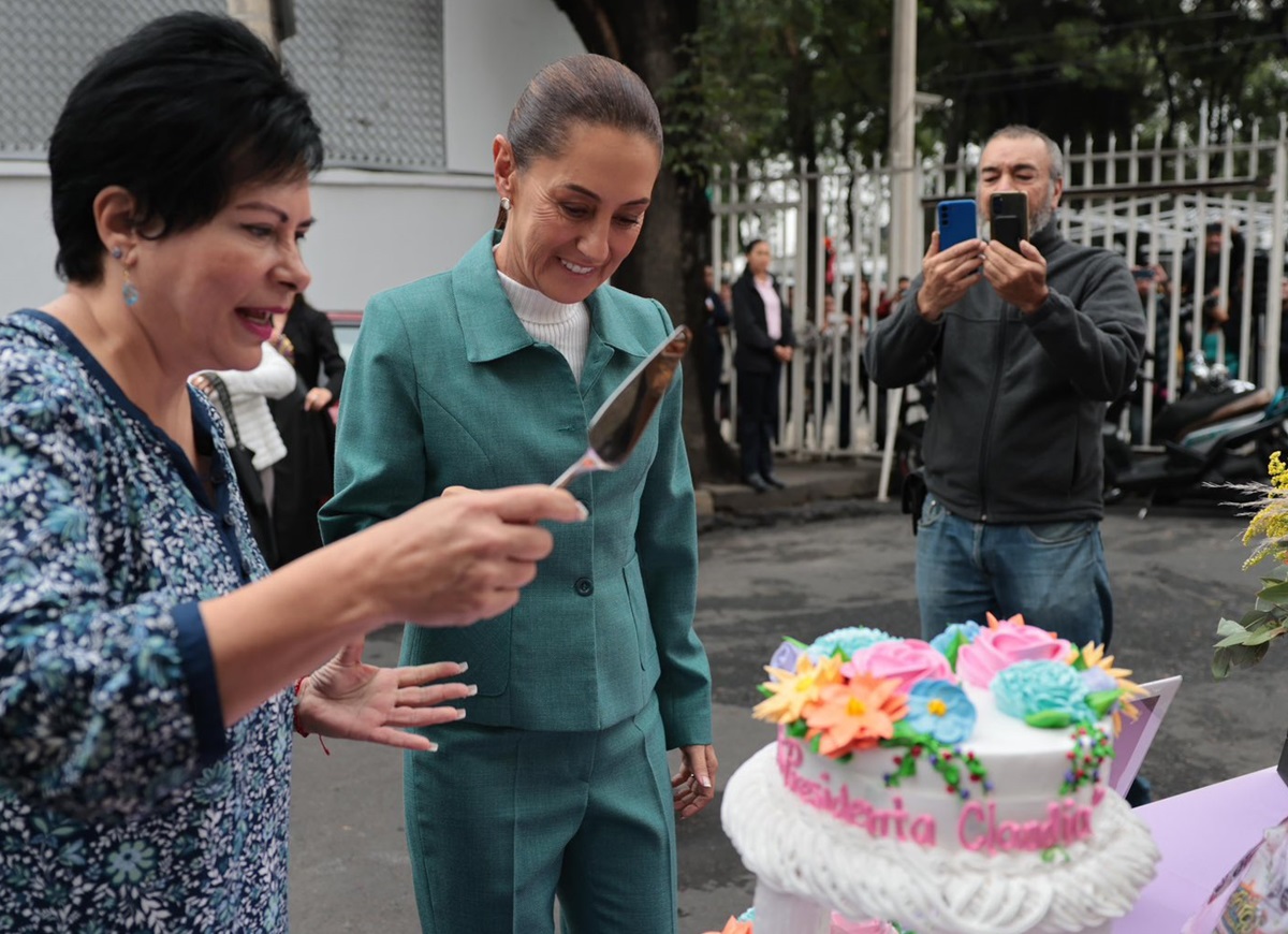 Con pastel de dos pisos, celebran a Claudia Sheinbaum por su cumpleaños; esta es su edad