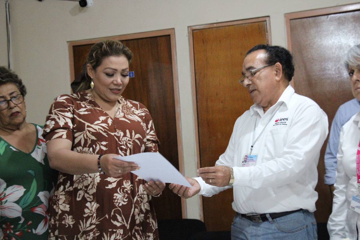 Regresa a dirigir Rosario tres años más; Claudia Valdez recibe constancia de mayoría por el IEES